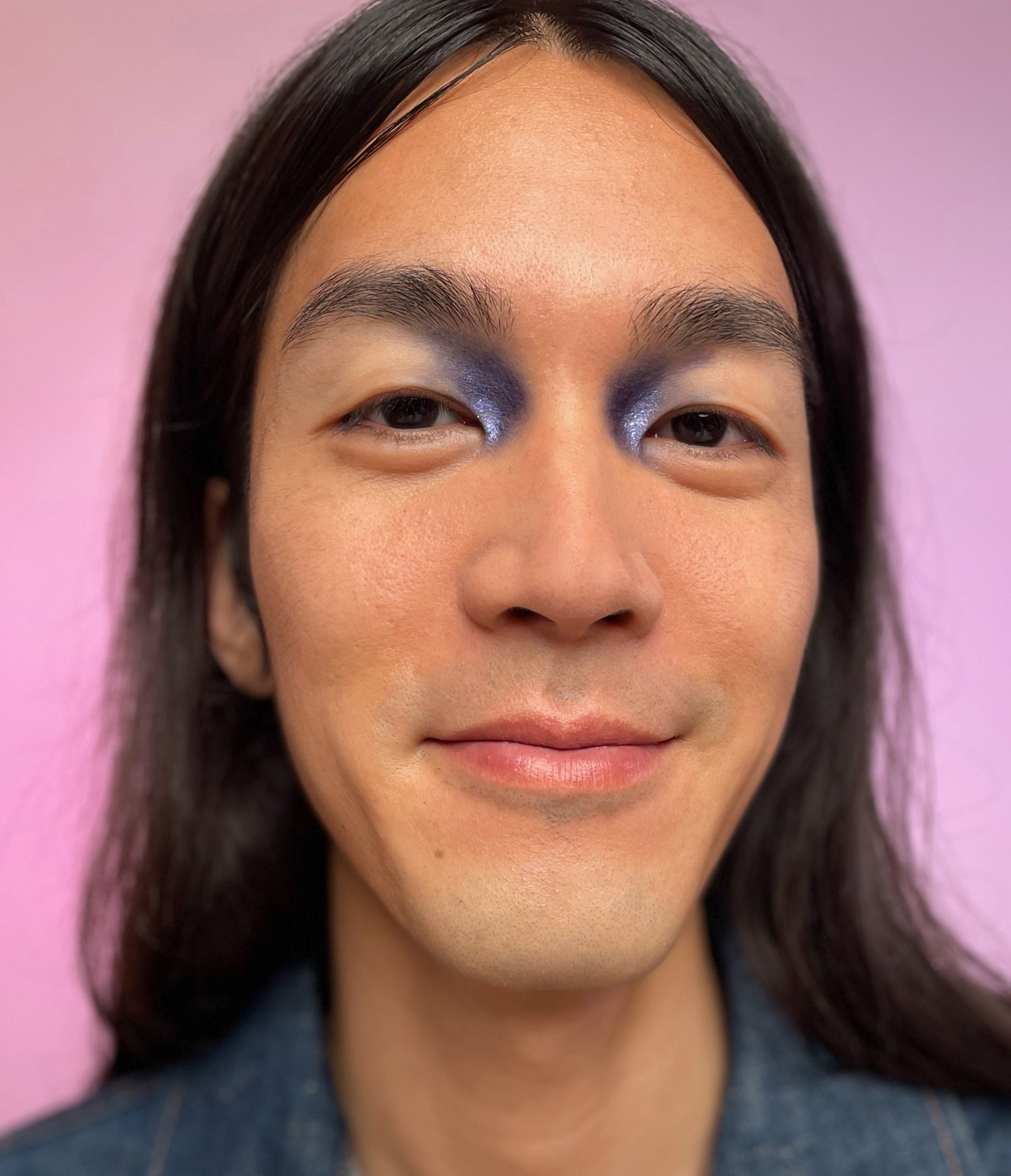 Model with medium skin tone wearing Wooly Bluecurls smeared in the corner of their inner eyelids.