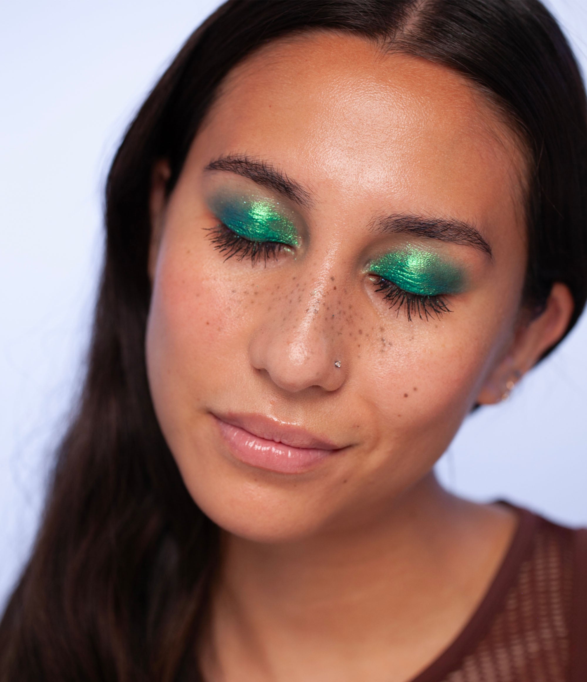 Model with medium skin tone wearing Colorwand in figeater on her eyes.