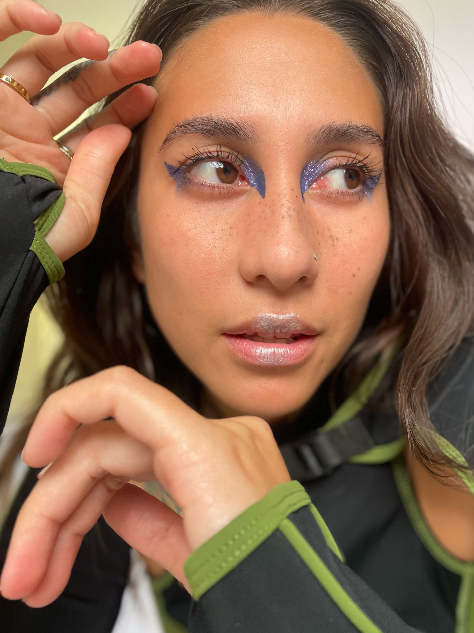 Model with medium skin tone wearing Colorwand in costas on her inner and outer eyes.