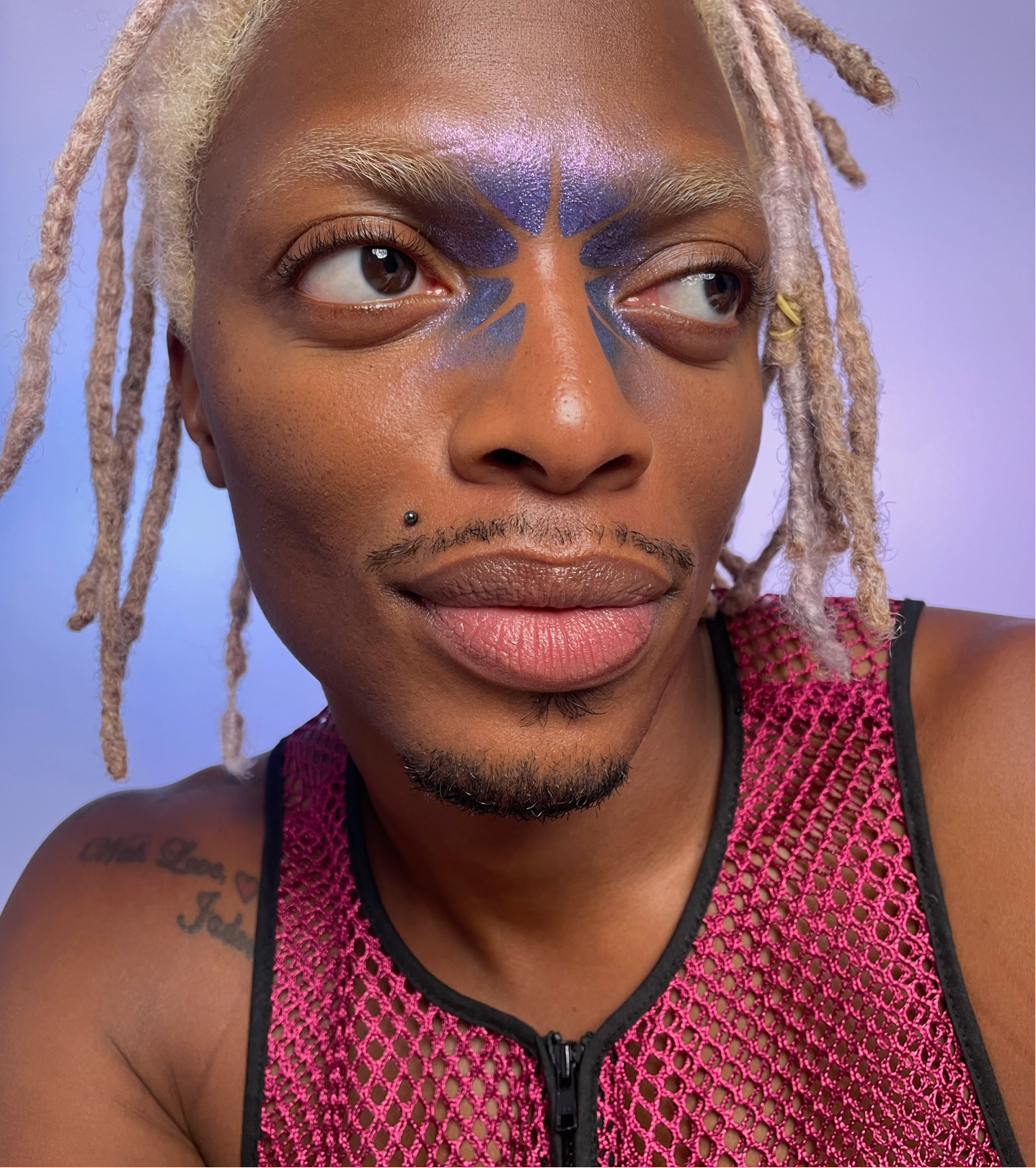 Model with dark skin tone wearing colorwand Costas along their inner brows and eyes.