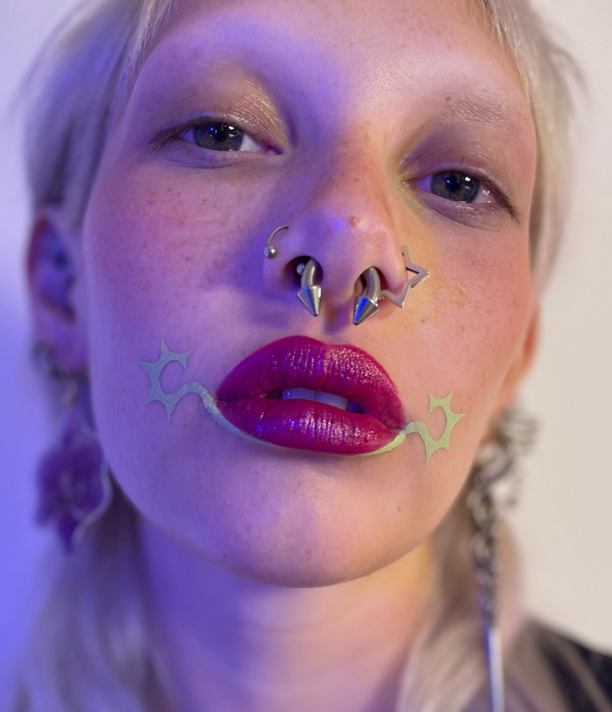 Model wearing Sagebrush on the outside of their bottom lips with a star burst pattern on the edges.