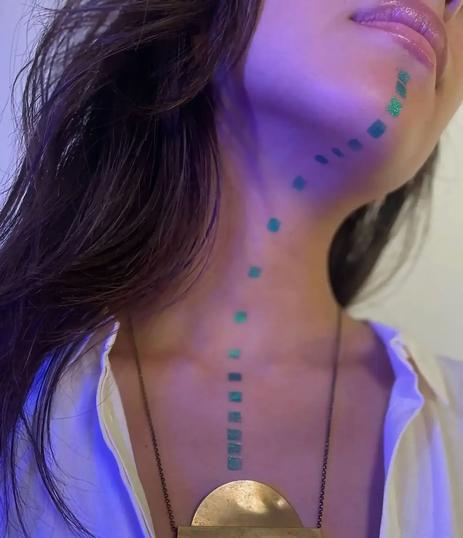 var:figeater | emerald metallic gel wand makeup applied to eyes with bronze and violet shift